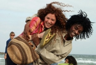 Roni Hadar as Sarah and Sirak M. Sabahat as Schlomo
