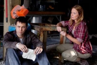 Joseph Gordon-Levitt as Joe and Emily Blunt as Sara