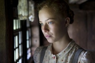 Saskia Rosendahl as Lore