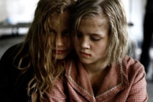 Saskia Rosendahl as Lore and Ursina Lardi as Mutti