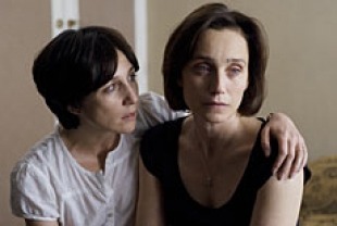Elsa Zylberstein as Lea and Kristin Scott Thomas as Juliette
