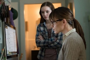Kaitlyn Dever as Brandy and Jennifer Garner as Patricia