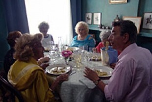 Valeria De Franciscis as Gianni'mother, Maria Cali as Aunt Maria, Luigi Marchetti as Vikingo, Marina Cacciotti as Luigi's mother, Grazia Cesarini Sforza as Grazia and Gianni Di Gregorio as Gianni 