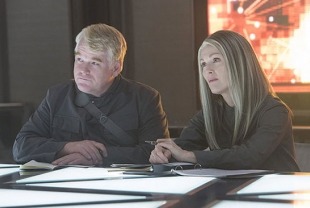 Philip Seymour Hoffman as Plutarch and Julianne Moore as President Coin