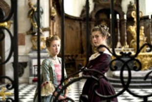 Lisa Feret as Louise de France and Marie Feret as Nannerl Mozart