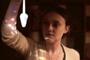 Dakota Fanning as Dena