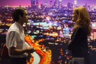 Jake Gyllenhaal as Lou and Rene Russo as Nina