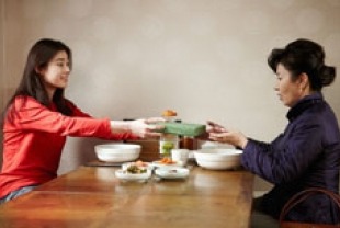 Jung Eun-chae as Haewon and Kim Ja-Ok as her mother