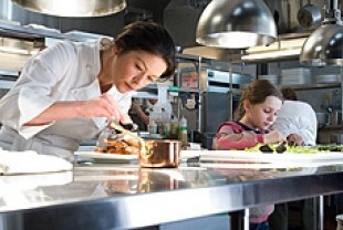 Catherine Zeta-Jones as Kate and Abigail Breslin as Zoe - a visit to the  kitchen