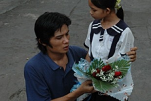 Le The Lu as ai and Pham Thi Han as Thuy