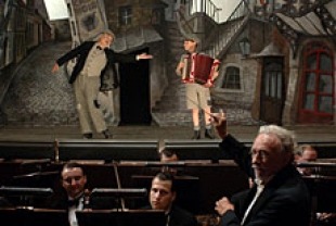 Gerard Jugnot as Pigoil, Maxence Perrin as Jojo, and Pierre Richard as Monsieur TSF