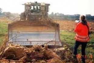 Rachel facing down a bulldozer