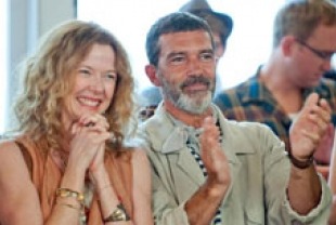 Annette Bening as Gertrude and Antonio Banderas as Mort