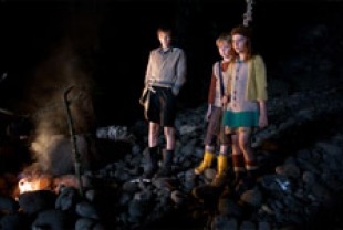 John Bell as Tomas, Jack Gleason as Seamus and Tara Alice Scully as Nancy