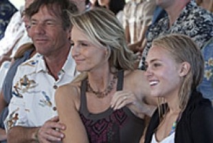 Dennis Quaid, Helen Hunt, and AnnaSophia Robb as Tom, Cheri and Bethany Hamilton
