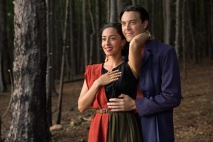 Oona Chaplin as Ruth and Jack Huston as young Ira