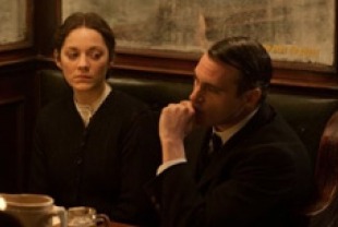 Marion Cotillard as Ewa and Joaquin Phoenix as Bruno