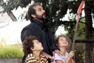 Elyes Aguis as Fouad, Ali Mosaffa as Ahmad and Jeanne Jestin as Lea 