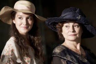 Anais Demoustier as Anne and Catherine Arditi as Madame de la Trave