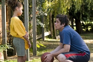Alexis Llewellyn as Harper and Benicio Del Toro as Jerry