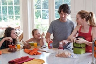 Maude Apatow as Sadie, Iris Apatow as Charlotte, Paul Rudd as Pete and Leslie Mann as Debbie