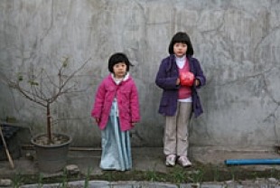 Song-hee Kim as Bin and Hee-yeon Kim as Jin