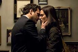 Joaquin Phoenix as Leonard and Vinessa Shaw as Sandra