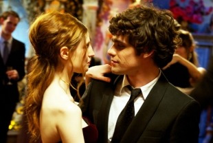 Agathe Bonitzer as Laura and Arthur Dupont as Sandro