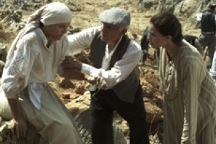 Levana Finkelstein as Riva, Ezra Dagan as Isser, and Tamar Alkan as Fania