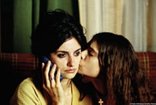 Raimunda and Yohana Cobo as Paula