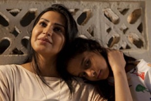 Reem Abdullah as the mother and Waad Mohammad as Wadjda