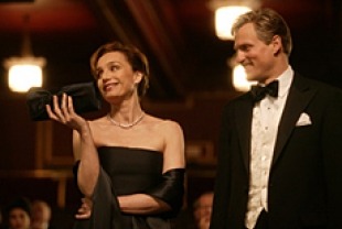 Kristin Scott Thomas as Lynn and Woody Harrelson as Carter