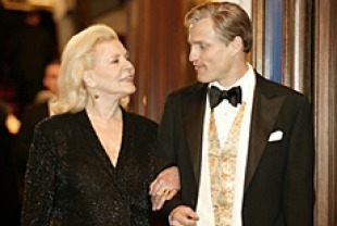 Lauren Bacall as Natalie and Woody Harrelson as Carter