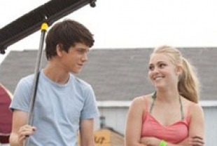 Liam James as Duncan and Annasophia Robb as Susanna