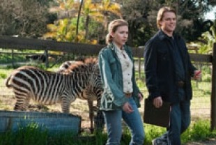 Matt Damon as Benjamin and Scarlett Johansson as Kelly