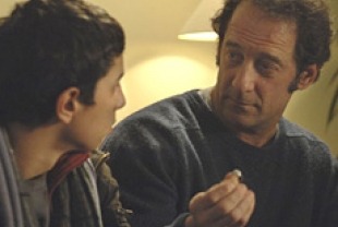 Firat Ayverdi as Bilal and Vincent Lindon as Simon