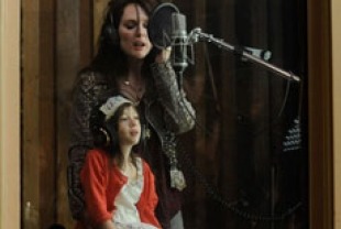 Onata Aprile as Maisie and Julianne Moore as Susanna
