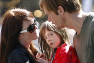 Julianne Moore as Susanna, Onata Aprile as Maisie and Alexander Skarsgard as Lincoln