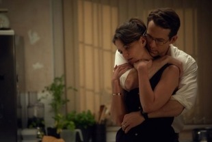 Katie Holmes as Pam and Ryan Reynolds as Randol
