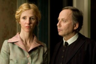 Sandrine Kiberlain as Suzzanne and Fabrice Luchini as Jean-Louis