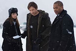 Amanda Peet as Dakota Whitney, DAvid Duchovny as Mulder, and Alvin Joiner as Mosley Drummy