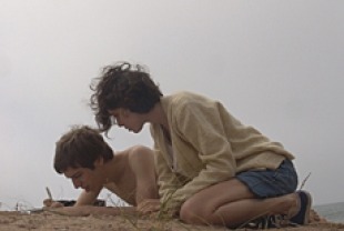 Martin Piroyansky as Alvaro and Ines Efron as Alex