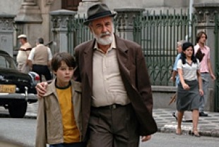 Michel Joelsas as Mauro and Germano Haiut as Shlomo