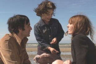 Malik Zidi as Victor, Lou Doillon as Aya, Samuel Benchetrit as Louis